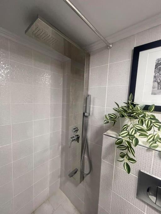 Studio In The Center, 2 Mins From The Beach Loutraki  Ngoại thất bức ảnh